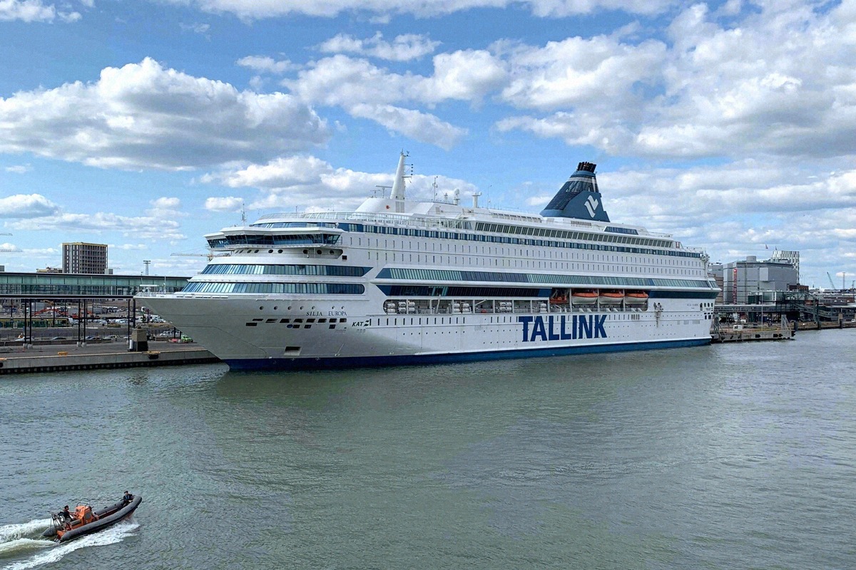 Tallink-Fähre im Hafen von Helsinki