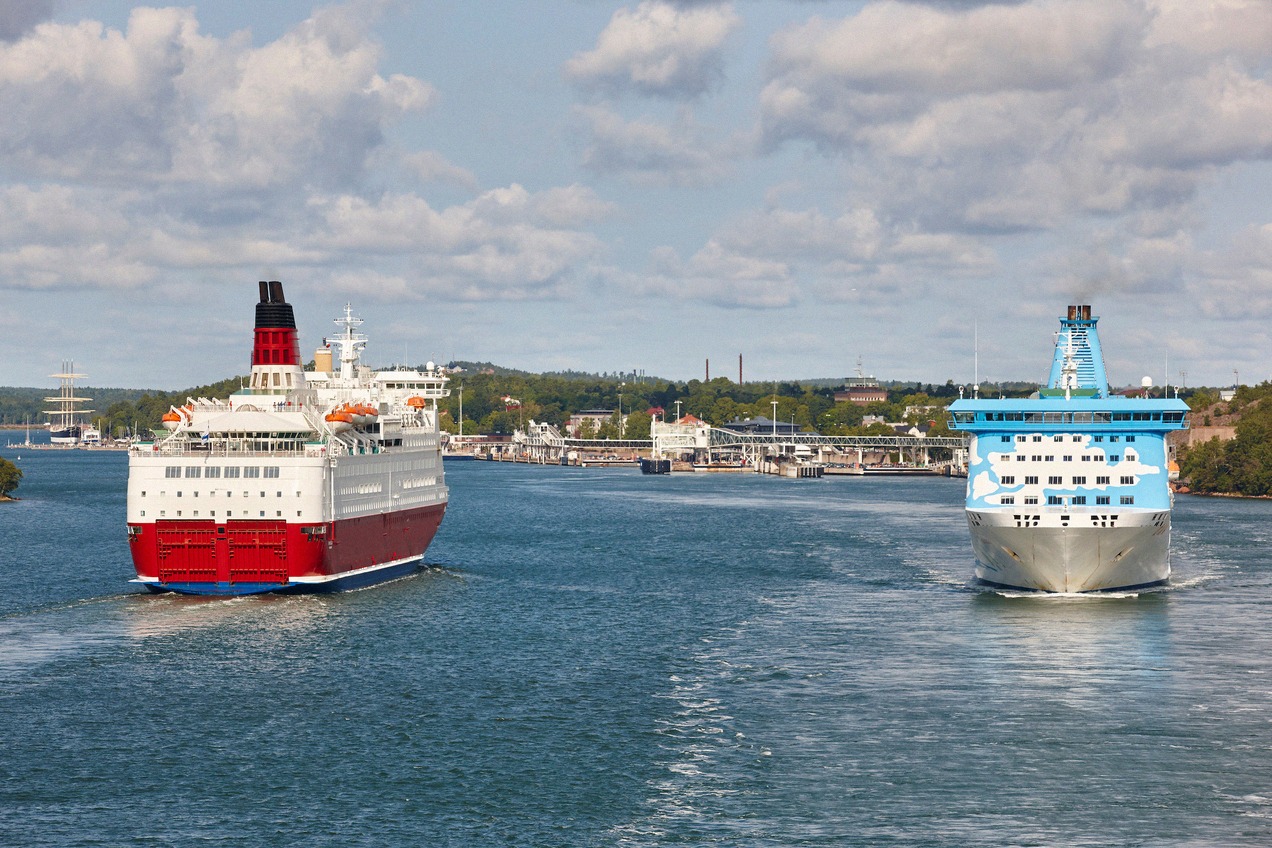 Fähren von Viking Line und Tallink Silja begegnen sich vor Mariehamn auf Åland