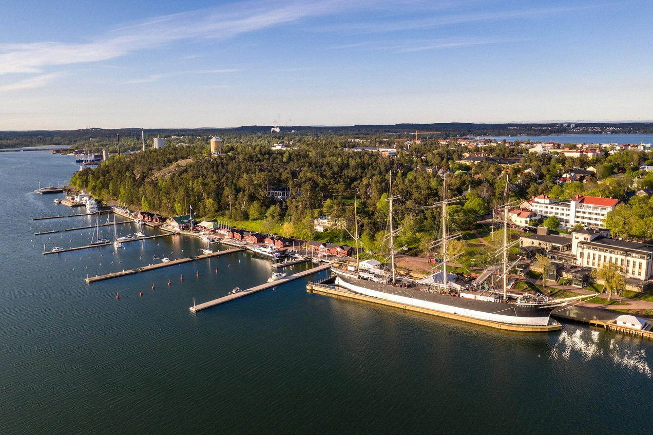 Mariehamn auf Åland aus der Luft, mit dem Hafen im Westen der Stadt
